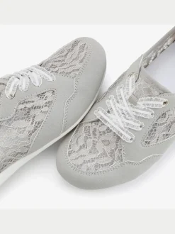 Baskets chaussures de loisirs tendance avec dentelle pour un look personnalisé