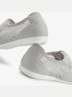 Baskets chaussures de loisirs tendance avec dentelle pour un look personnalisé