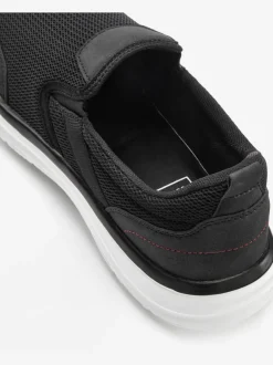 Baskets sneakers basiques confortables à enfiler avec talon légèrement rembourré pour un confort optimal