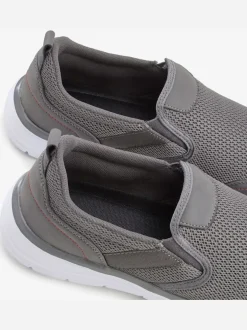 Baskets sneakers basiques confortables à enfiler avec talon légèrement rembourré pour un confort optimal