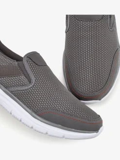 Baskets sneakers basiques confortables à enfiler avec talon légèrement rembourré pour un confort optimal