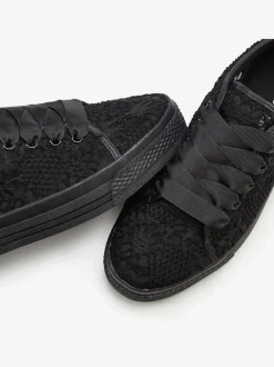 Baskets sneakers d'été légères avec dentelle tendance et élégante et semelle légèrement compensée