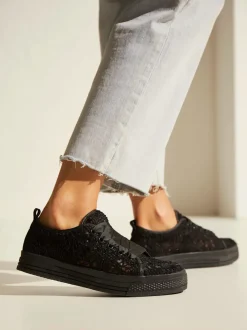 Baskets sneakers d'été légères avec dentelle tendance et élégante et semelle légèrement compensée