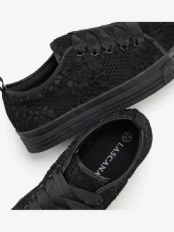 Baskets sneakers d'été légères avec dentelle tendance et élégante et semelle légèrement compensée