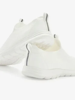 Baskets sneakers légères à enfiler grâce aux matières élastiques pour un confort absolu
