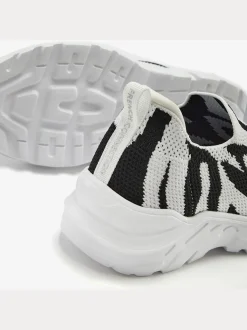 Baskets sneakers qui épousent parfaitement le pied grâce à la matière textile douce très confortable