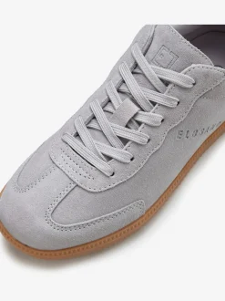 Baskets sneakers tendance en cuir velours de qualité, très confortables grâce au talon légèrement rembourré