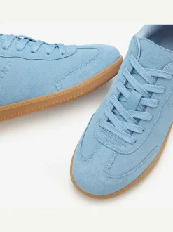 Baskets sneakers tendance en cuir velours de qualité, très confortables grâce au talon légèrement rembourré