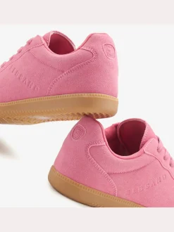 Baskets sneakers tendance en cuir velours de qualité, très confortables grâce au talon légèrement rembourré