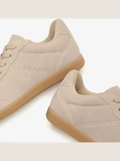 Baskets sneakers tendance en cuir velours de qualité, très confortables grâce au talon légèrement rembourré