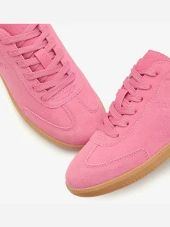 Baskets sneakers tendance en cuir velours de qualité, très confortables grâce au talon légèrement rembourré