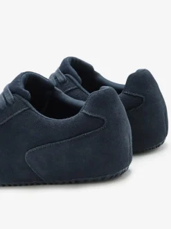 Baskets trotteurs tendance avec semelle légère et imitation daim élégante