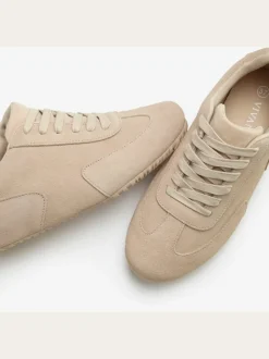 Baskets trotteurs tendance avec semelle légère et imitation daim élégante