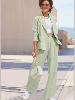 Blazer court à col à revers avec manches longues et poches