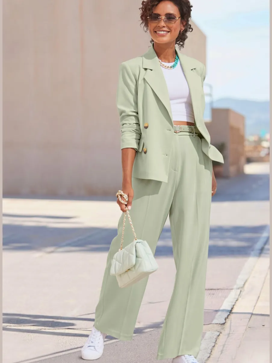 Blazer court à col à revers avec manches longues et poches