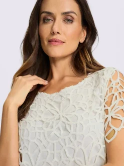 Blouse en dentelle avec col rond et manches courtes