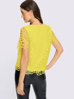 Blouse en dentelle avec col rond et manches courtes