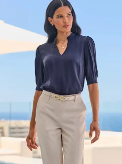 Blouse féminine à manches bouffantes et col montant