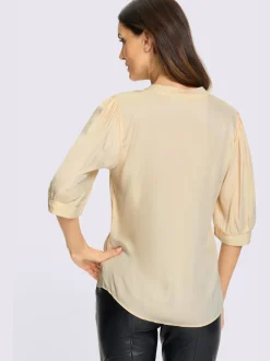 Blouse féminine à manches bouffantes et col montant
