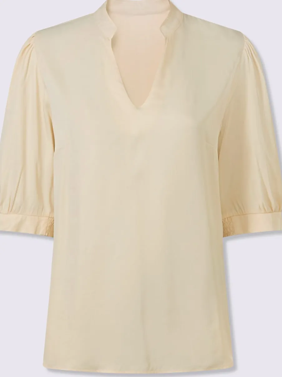 Blouse féminine à manches bouffantes et col montant