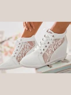 Bottines sneakers élégantes avec empiècement en dentelle tendance, idéales comme chaussures de mariée