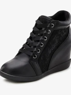 Bottines sneakers élégantes avec empiècement en dentelle tendance, idéales comme chaussures de mariée