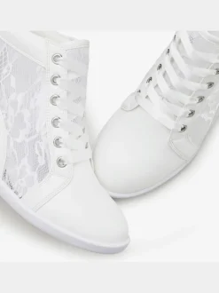Bottines sneakers élégantes avec empiècement en dentelle tendance, idéales comme chaussures de mariée