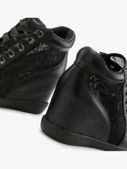 Bottines sneakers élégantes avec empiècement en dentelle tendance, idéales comme chaussures de mariée