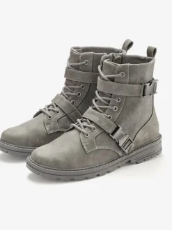 Bottines tendance avec boucles décoratives pour un look décontracté