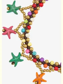 Chaîne de cheville fantaisie avec pendentifs étoile de mer colorés, qui apporte instantanément une ambiance de plage estivale à votre look