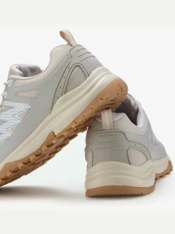Chaussures de marche sneakers sportives au motif discret