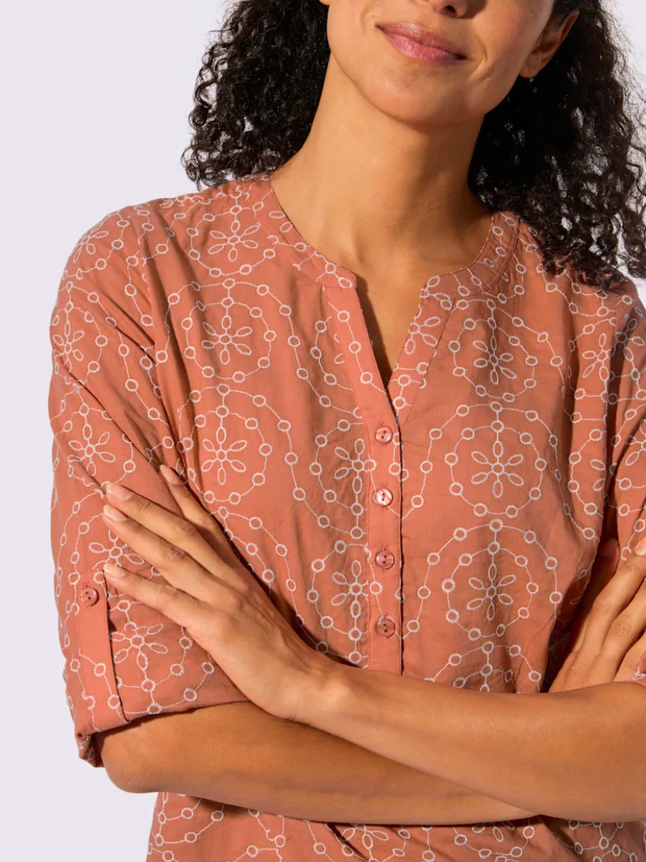Chemisier en coton à encolure V et manches retroussables avec motif brodé