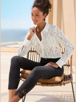 Chemisier en dentelle avec col classique et manches longues