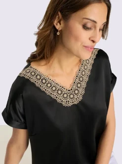 Chemisier en satin avec dentelle col V et mancherons