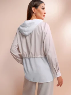 Chemisier long à capuche avec manches longues et patte de boutonnage