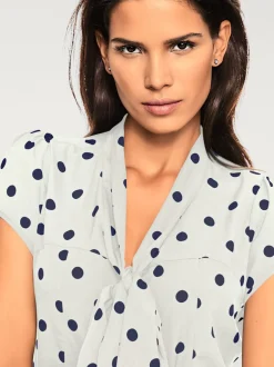Chemisier à pois avec lavallière et manches courtes