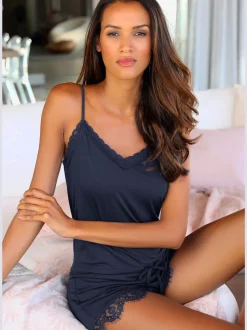 Combinaison avec dentelle