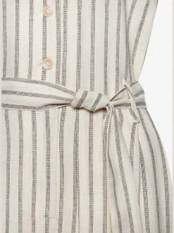 Combinaison courte avec patte de boutonnage et ceinture à nouer