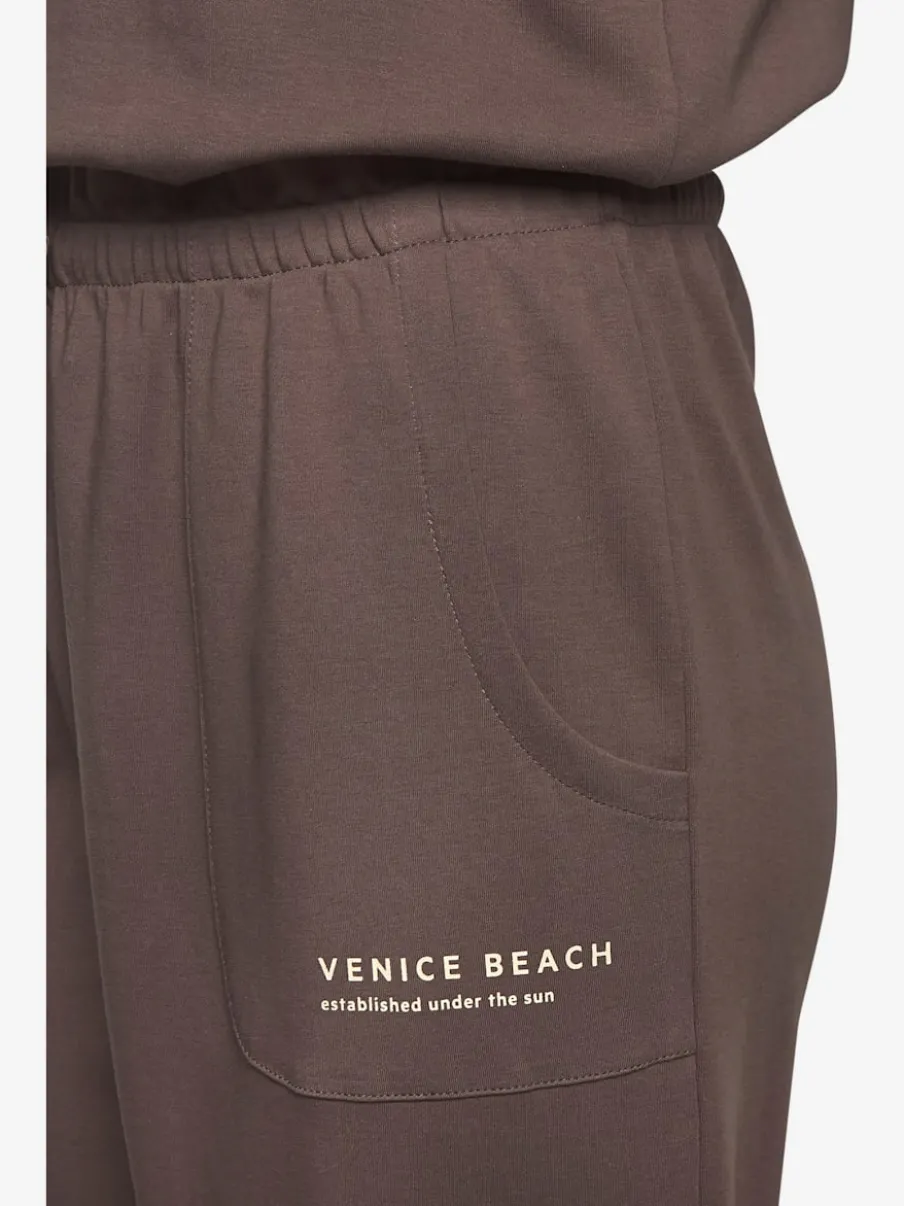 Combinaisons à capuche avec manches courtes et logo discret