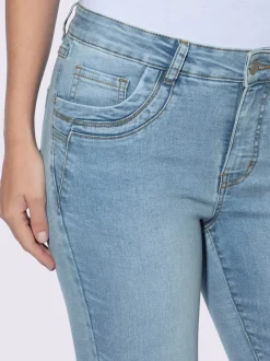 Corsaire en jean avec cinq poches et extensibilité agréable