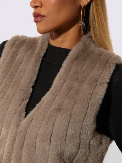 Gilet en tricot imitation fourrure avec col V et coutures affinantes