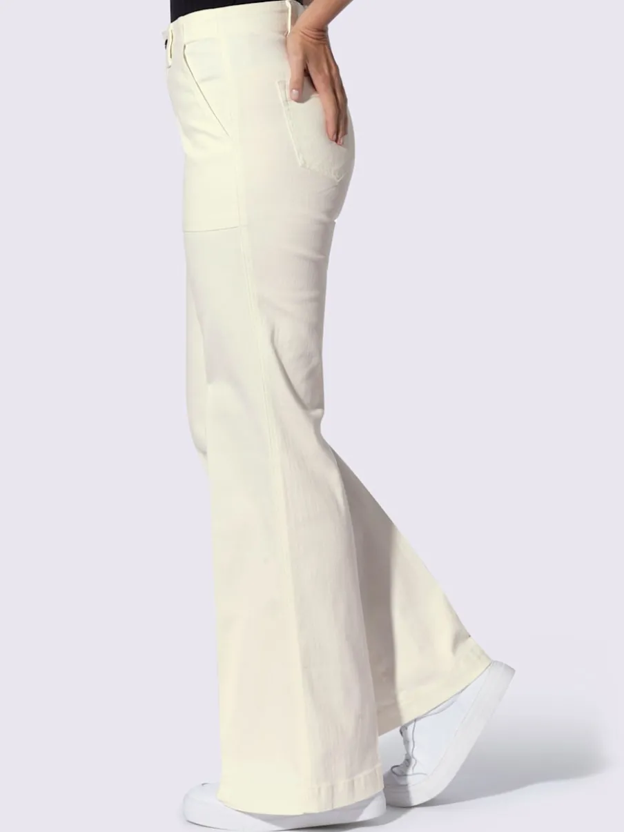 Jean bootcut avec poches plaquées et plis flatteurs