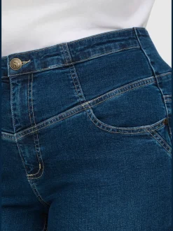 Jean bootcut pour les tailles fines avec des hanches marquées et un peu de ventre