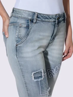 Jean boyfriend avec empiècements et inscriptions brillantes