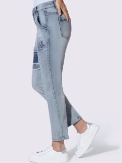 Jean boyfriend avec empiècements et inscriptions brillantes