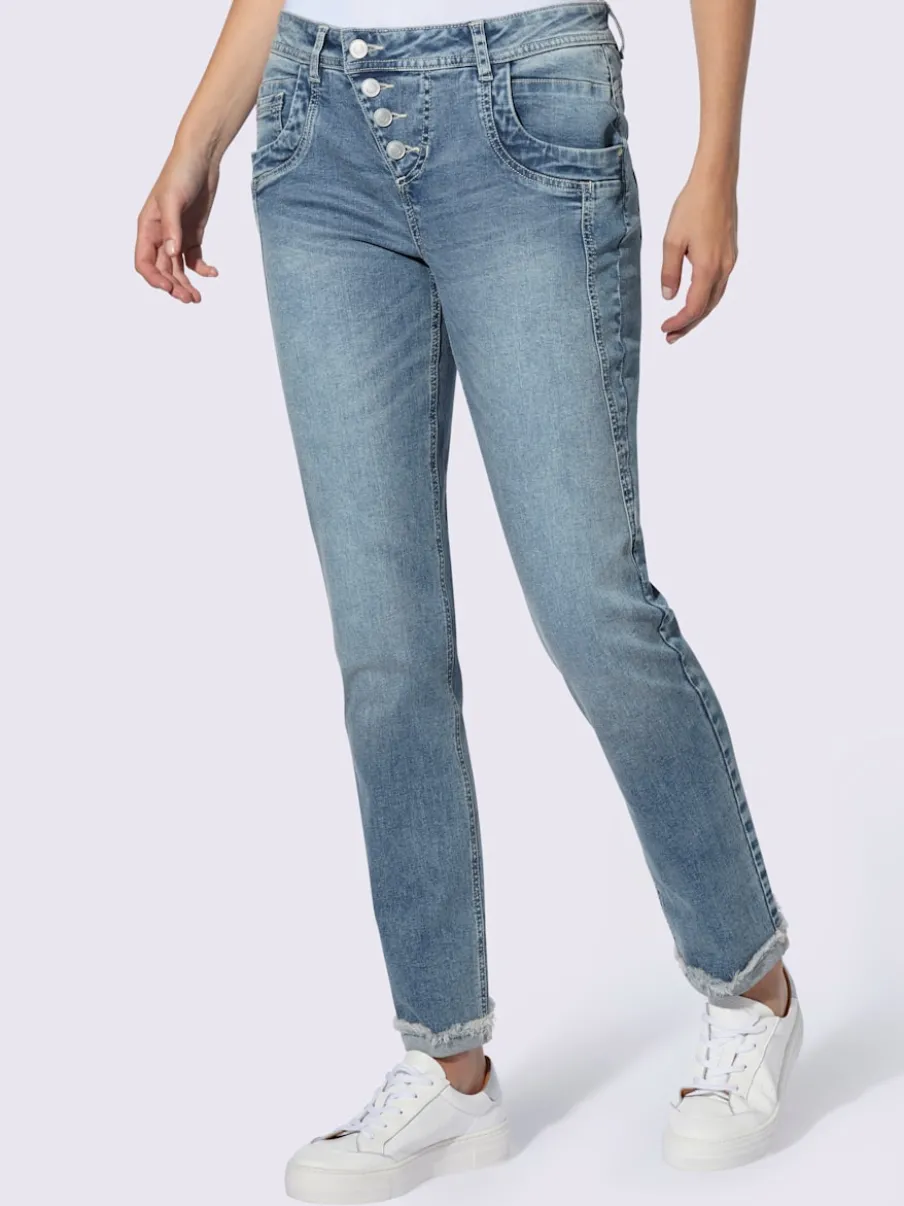 Jean boyfriend avec patte de boutonnage et franges