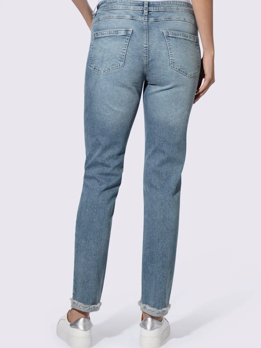 Jean boyfriend avec patte de boutonnage et franges