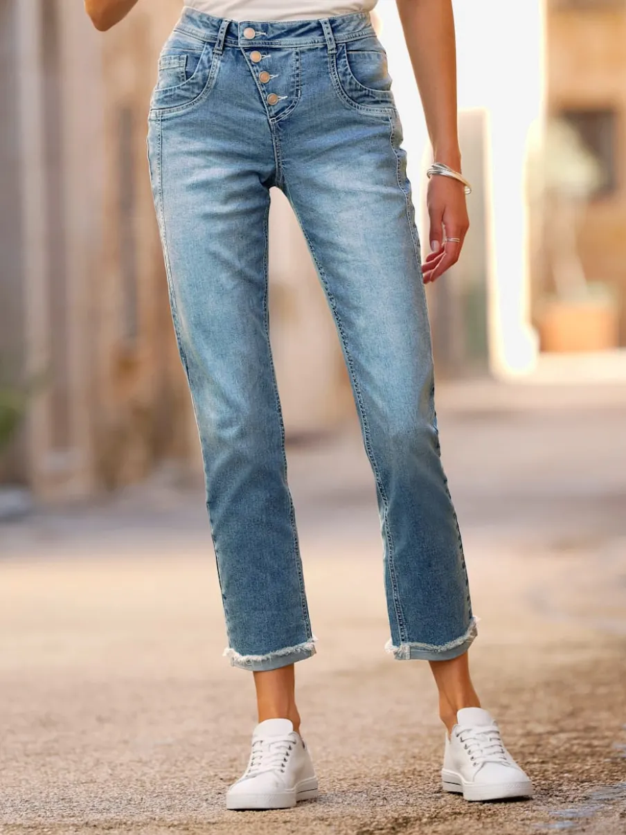 Jean boyfriend avec patte de boutonnage et franges