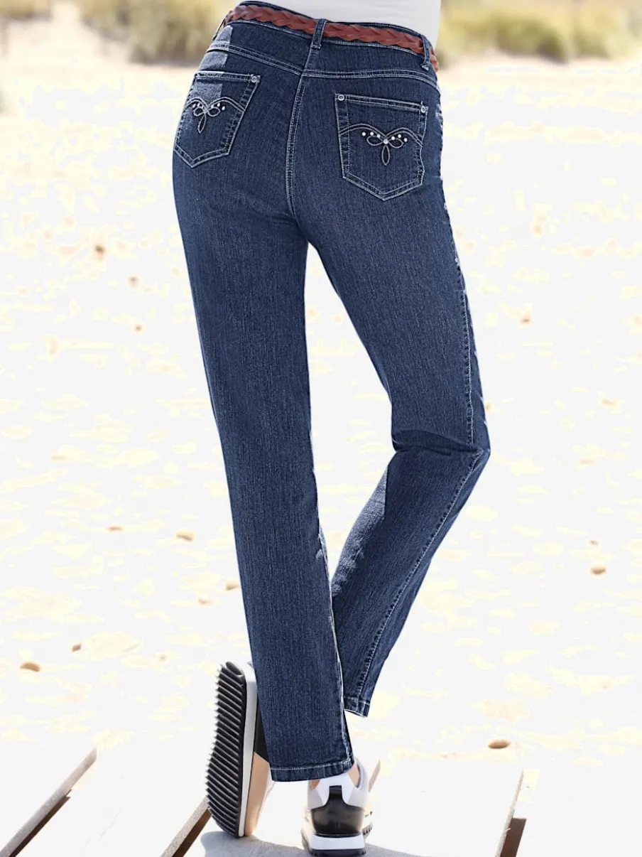 Jean à coupe élancée avec broderie sur poches arrière