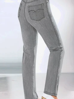 Jean à coupe élancée avec broderie sur poches arrière